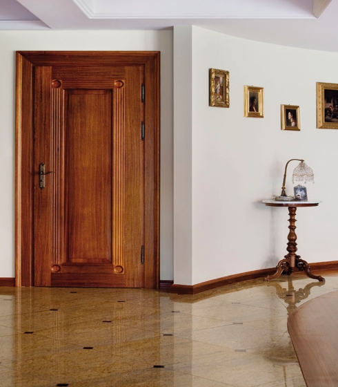 Drzwi klasyczne z drewna_fot. Marchewka